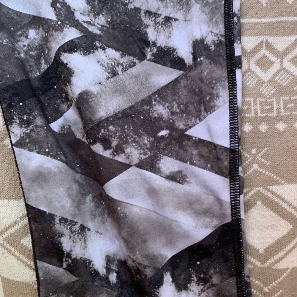 Patterned Capri Leggings - Picture 3 of 5